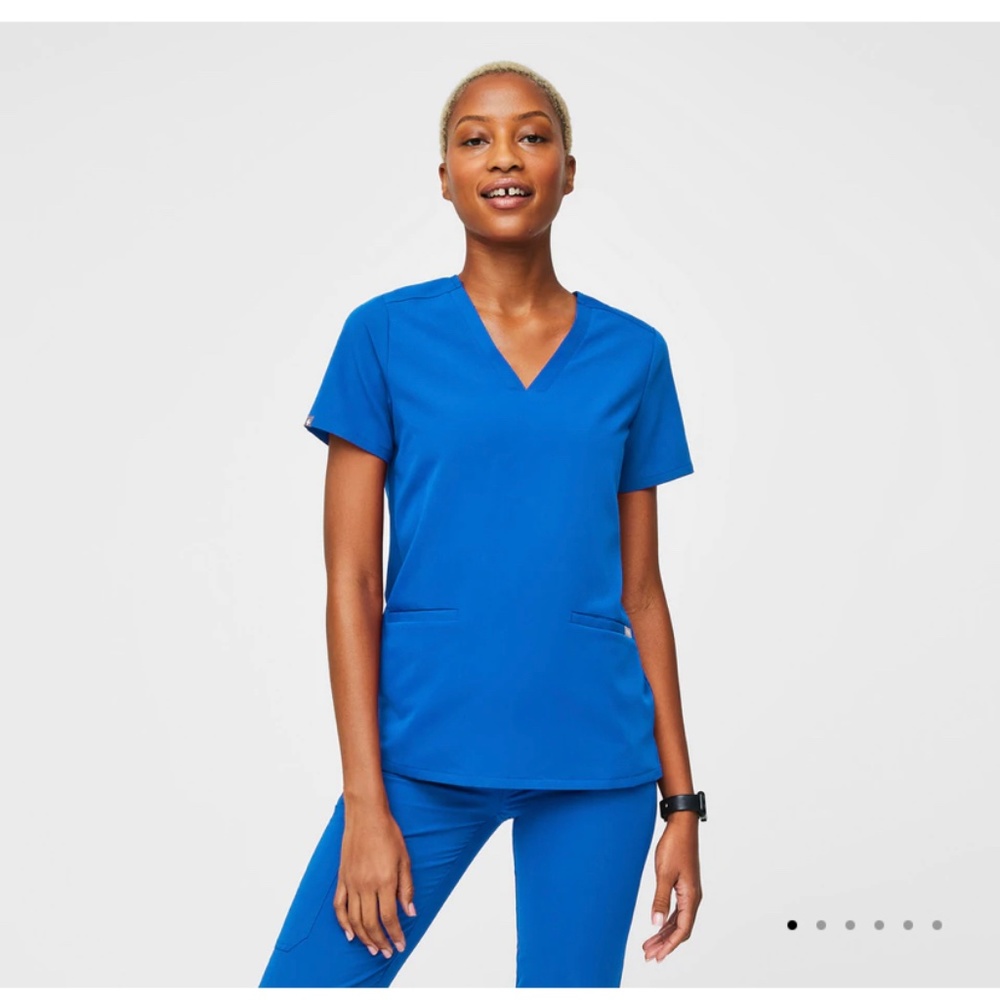 FIGS Casma™ Three-Pocket Scrub Top, Size Large (L)